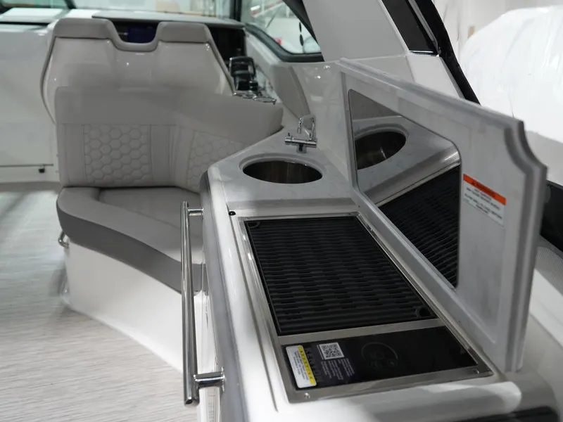 Slide: The Image of Sea Ray Sundancer 320 2026 - 18
