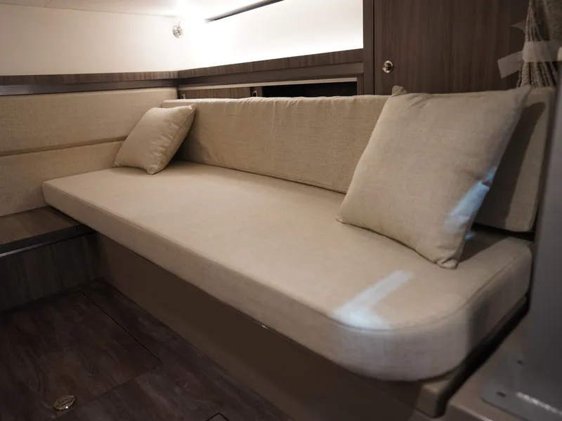 Slide: The Image of Sea Ray Sundancer 320 2026 - 96