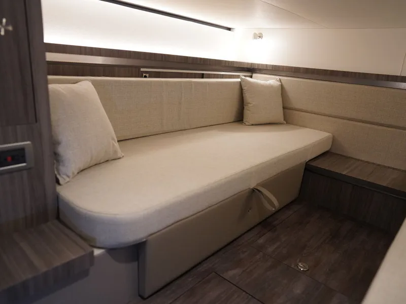 Slide: The Image of Sea Ray Sundancer 320 2026 - 95