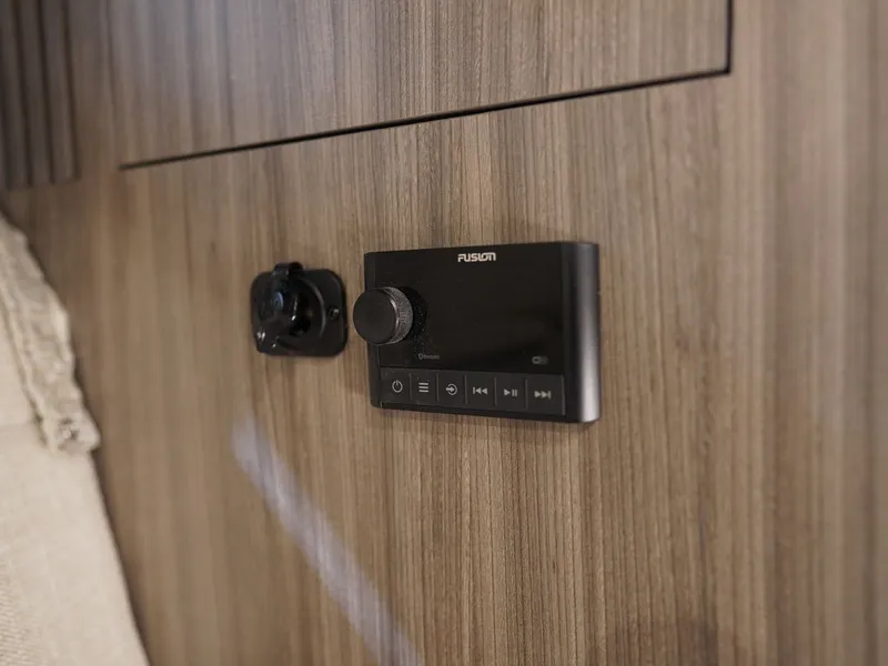 Slide: The Image of Sea Ray Sundancer 320 2026 - 81