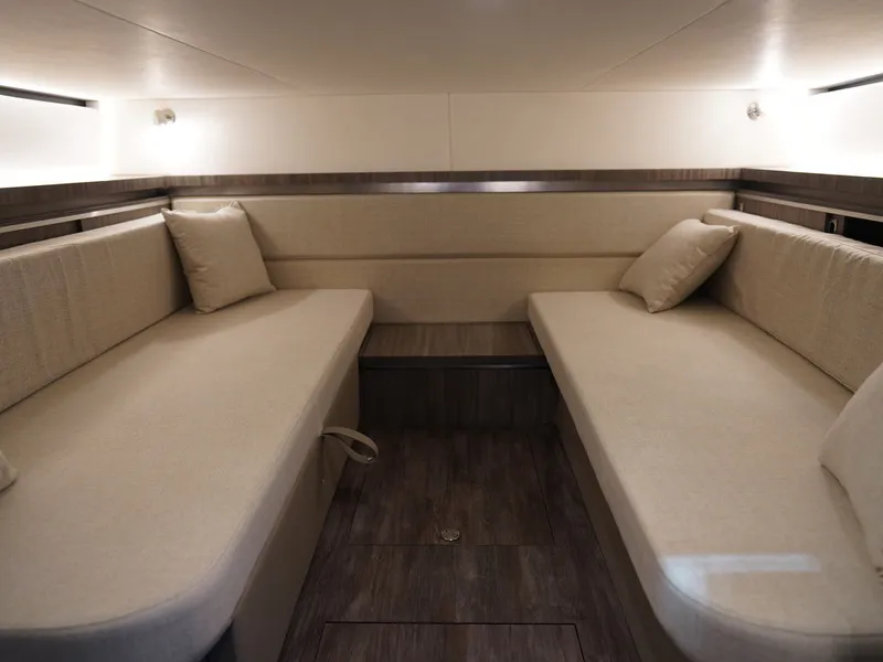Slide: The Image of Sea Ray Sundancer 320 2026 - 98