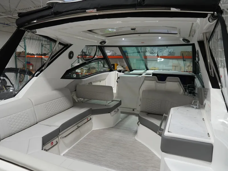 Slide: The Image of Sea Ray Sundancer 320 2026 - 6