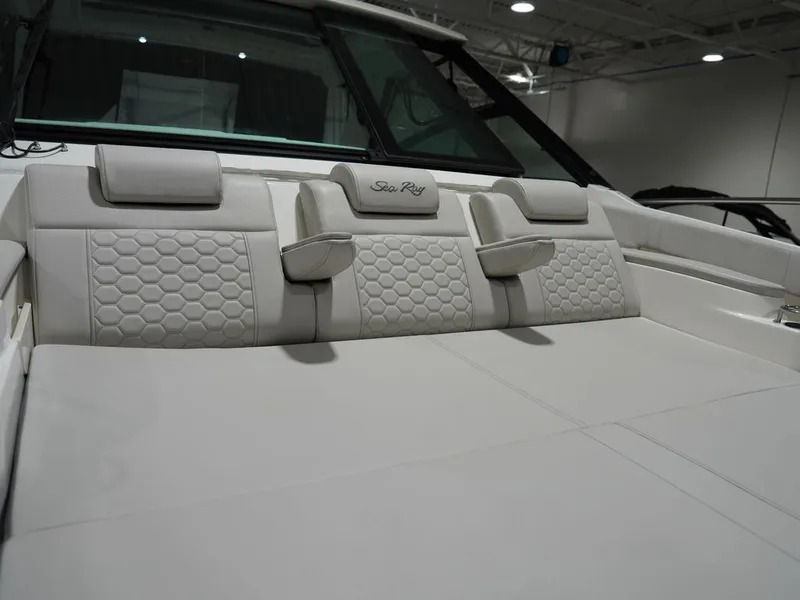 Slide: The Image of Sea Ray Sundancer 320 2026 - 45