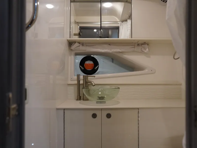 Slide: The Image of Sea Ray Sundancer 320 2026 - 70