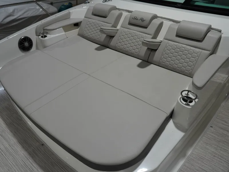 Slide: The Image of Sea Ray Sundancer 320 2026 - 41