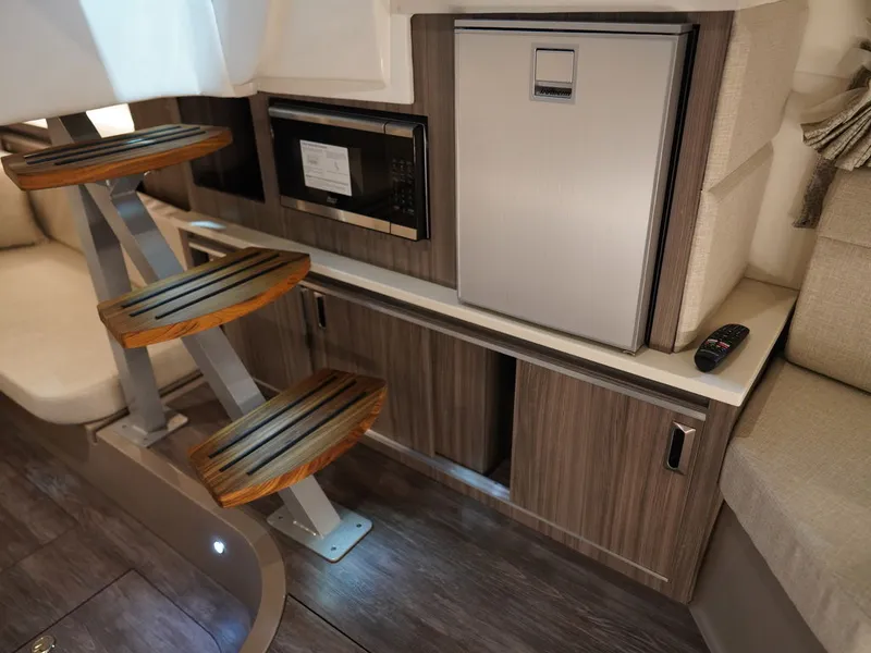 Slide: The Image of Sea Ray Sundancer 320 2026 - 80