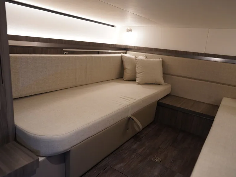 Slide: The Image of Sea Ray Sundancer 320 2026 - 89