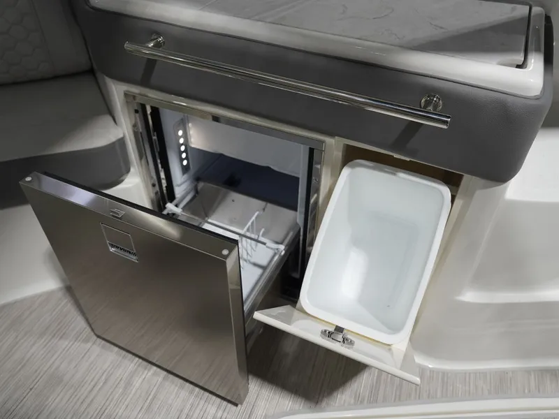 Slide: The Image of Sea Ray Sundancer 320 2026 - 22