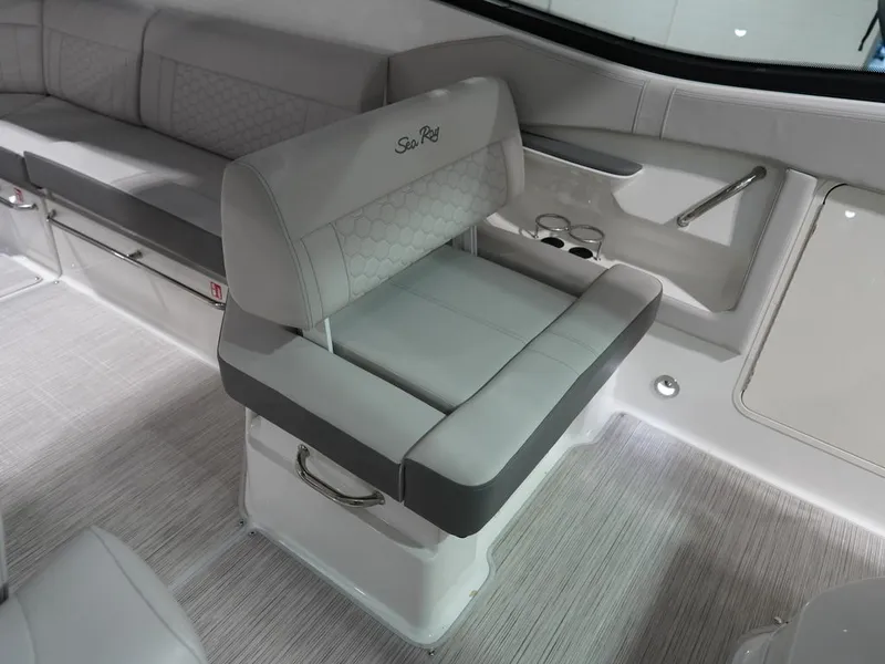 Slide: The Image of Sea Ray Sundancer 320 2026 - 26