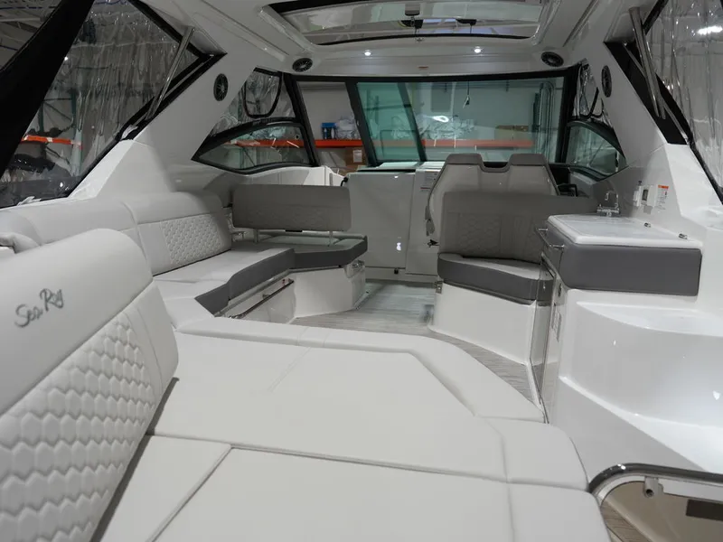 Slide: The Image of Sea Ray Sundancer 320 2026 - 13