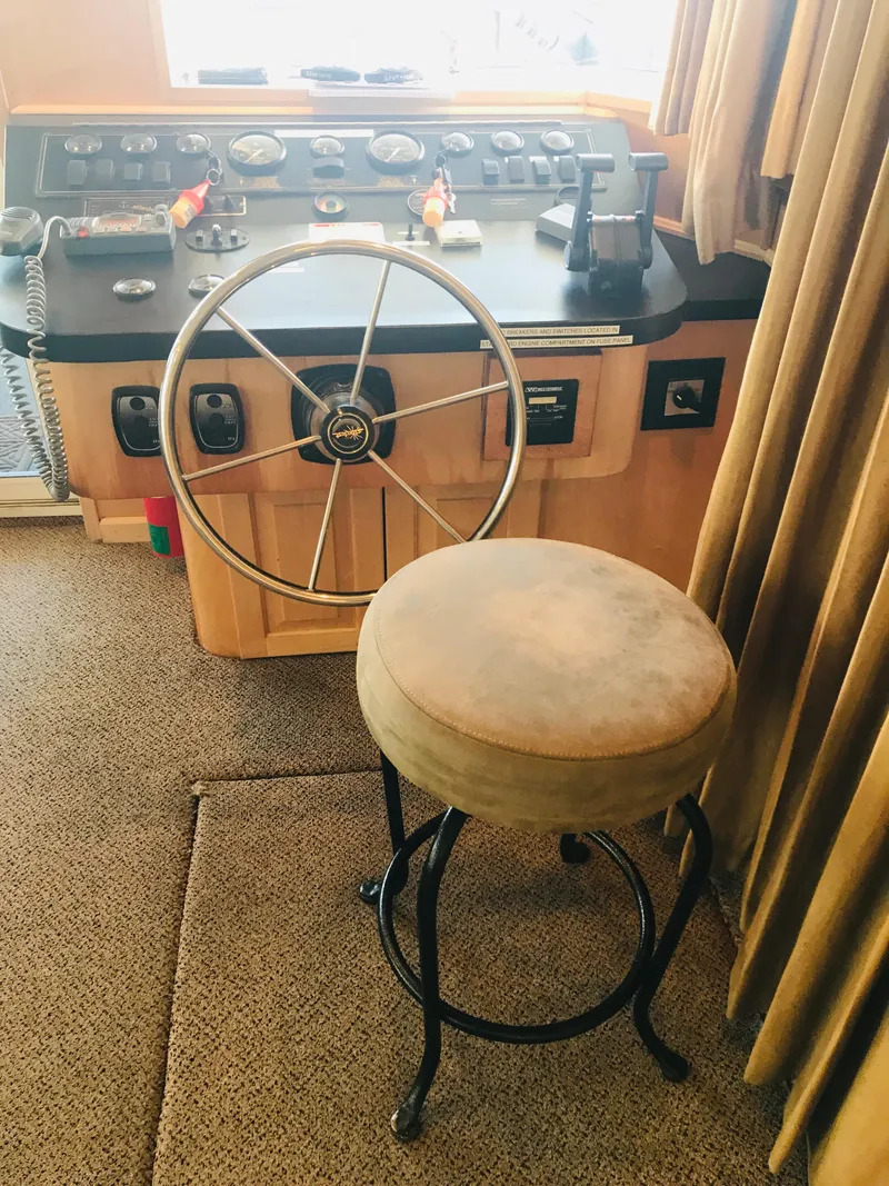 Slide: The Image of Captain's chair and helm of 2005 Stardust Cruisers Summer Obsession houseboat. - 7