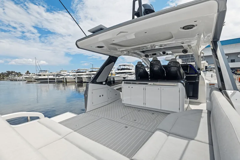 Slide: The Image of Azimut 48 Verve 2026 - 30