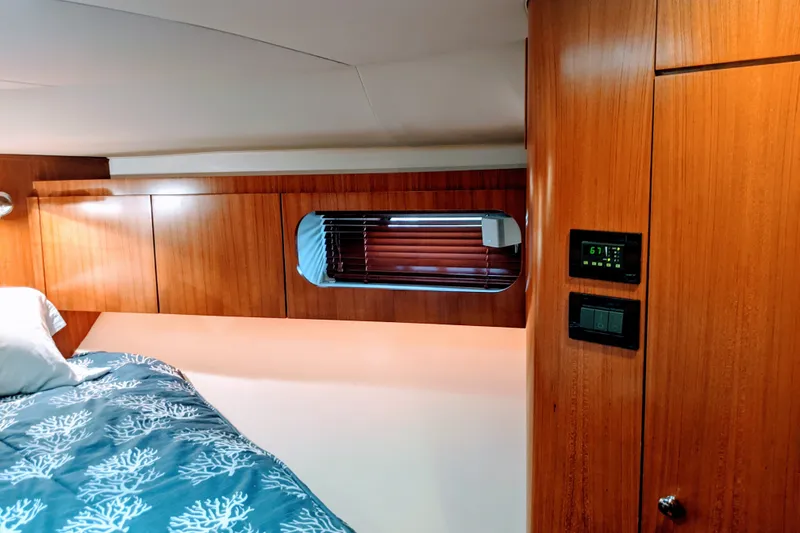Slide: The Image of Tiara 4400 Sovran 2006 - 27