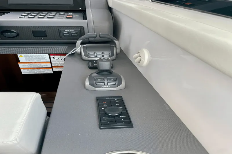 Slide: The Image of Cruisers Yachts 46 CANTIUS 2023 - 10