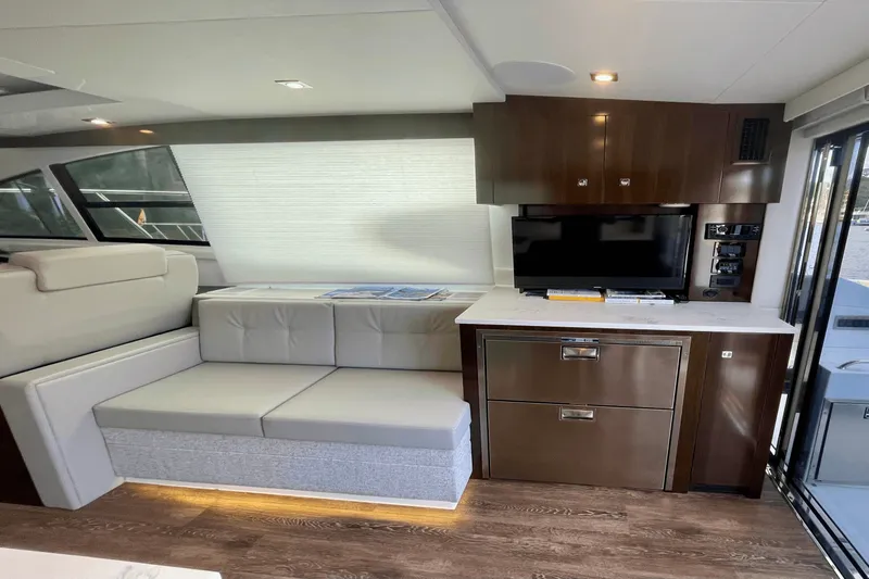 Slide: The Image of Cruisers Yachts 46 CANTIUS 2023 - 16