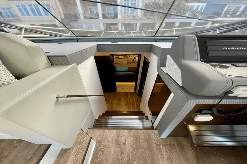 Slide: The Image of Cruisers Yachts 46 CANTIUS 2023 - 17