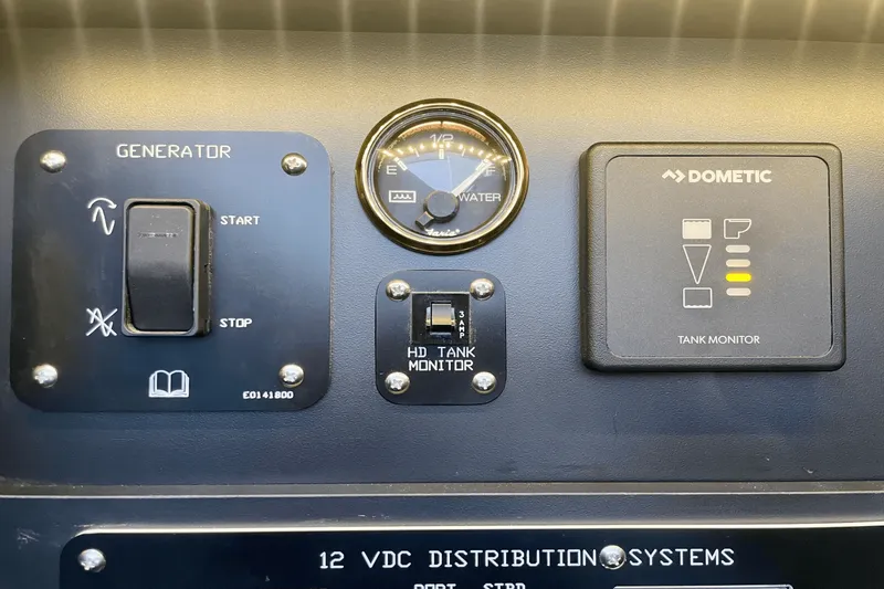 Slide: The Image of Cruisers Yachts 46 CANTIUS 2023 - 18