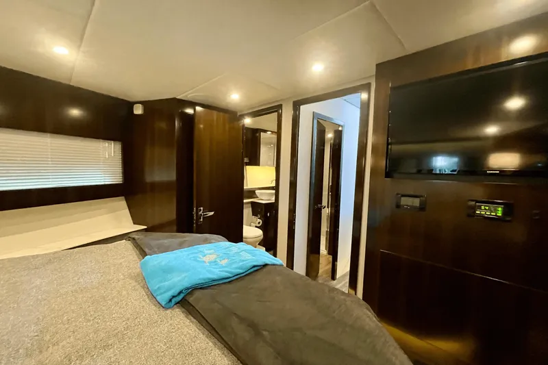 Slide: The Image of Cruisers Yachts 46 CANTIUS 2023 - 22