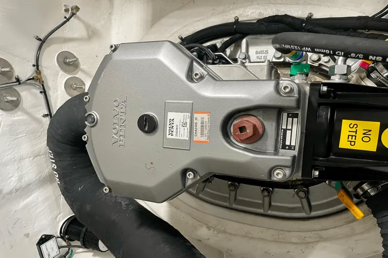 Slide: The Image of Cruisers Yachts 46 CANTIUS 2023 - 38