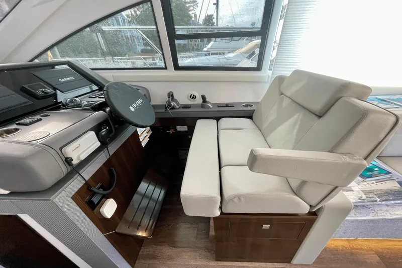 Slide: The Image of Cruisers Yachts 46 CANTIUS 2023 - 7