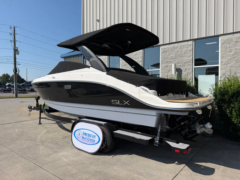 Slide: The Image of Sea Ray SLX 260 2026 - 3