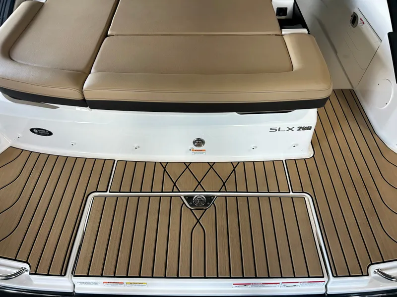 Slide: The Image of Sea Ray SLX 260 2026 - 1