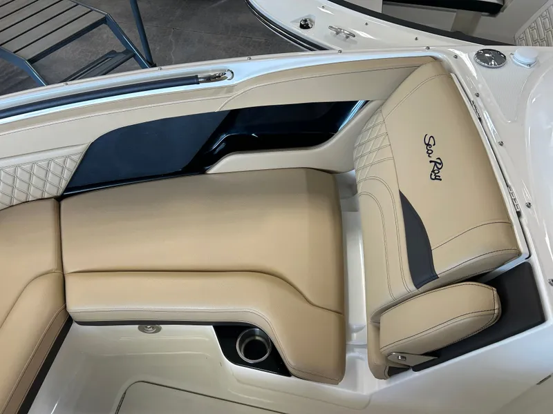 Slide: The Image of Sea Ray SLX 260 2026 - 23