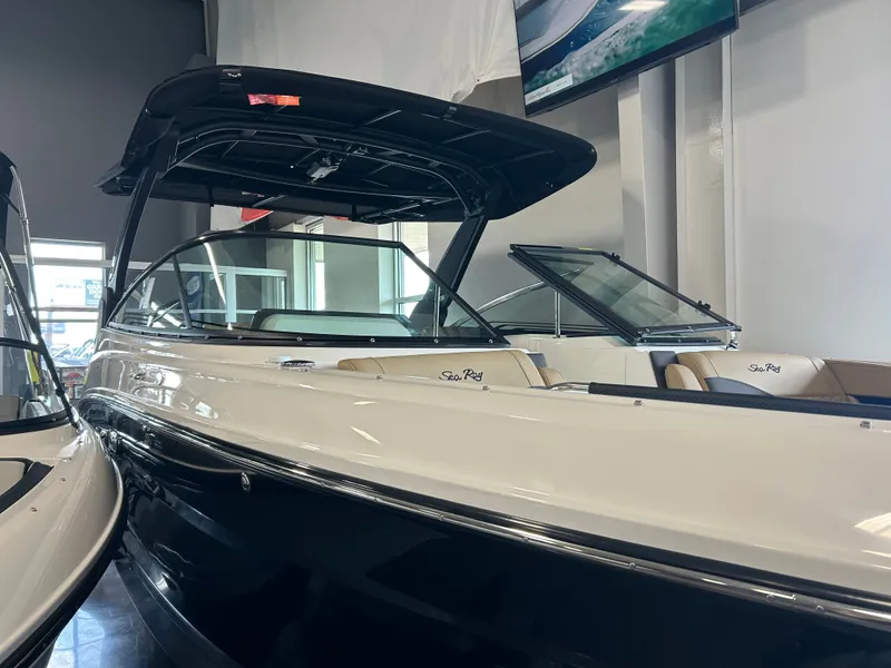 Slide: The Image of Sea Ray SLX 260 2026 - 30
