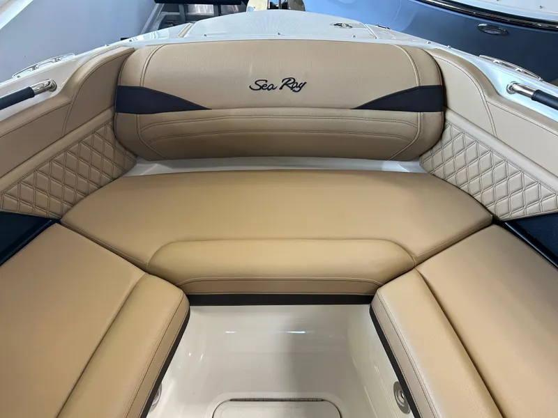 Slide: The Image of Sea Ray SLX 260 2026 - 24