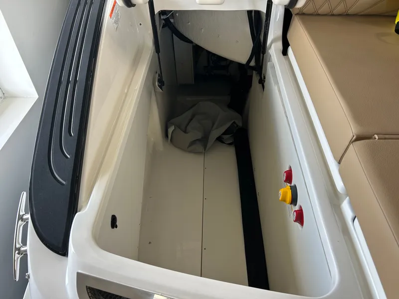 Slide: The Image of Sea Ray SLX 260 2026 - 2