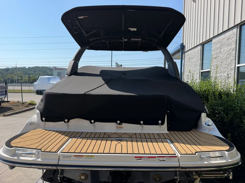 Slide: The Image of Sea Ray SLX 260 2026 - 5