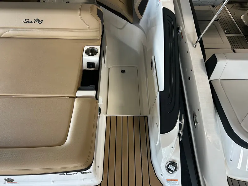 Slide: The Image of Sea Ray SLX 260 2026 - 3