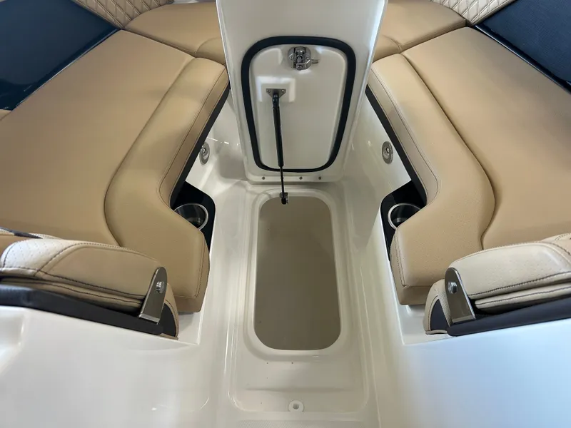 Slide: The Image of Sea Ray SLX 260 2026 - 18