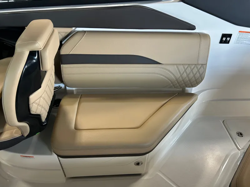 Slide: The Image of Sea Ray SLX 260 2026 - 7