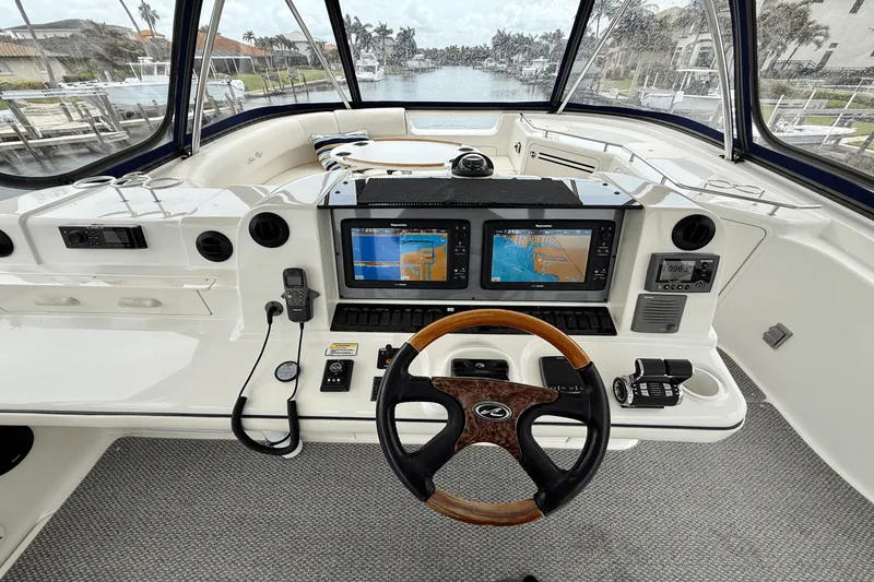 Slide: The Image of Sea Ray 550 SEDAN BRIDGE 2005 - 38
