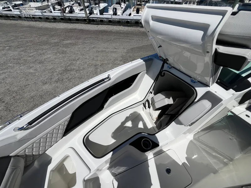 Slide: The Image of Sea Ray SLX 280 Outboard 2026 - 26