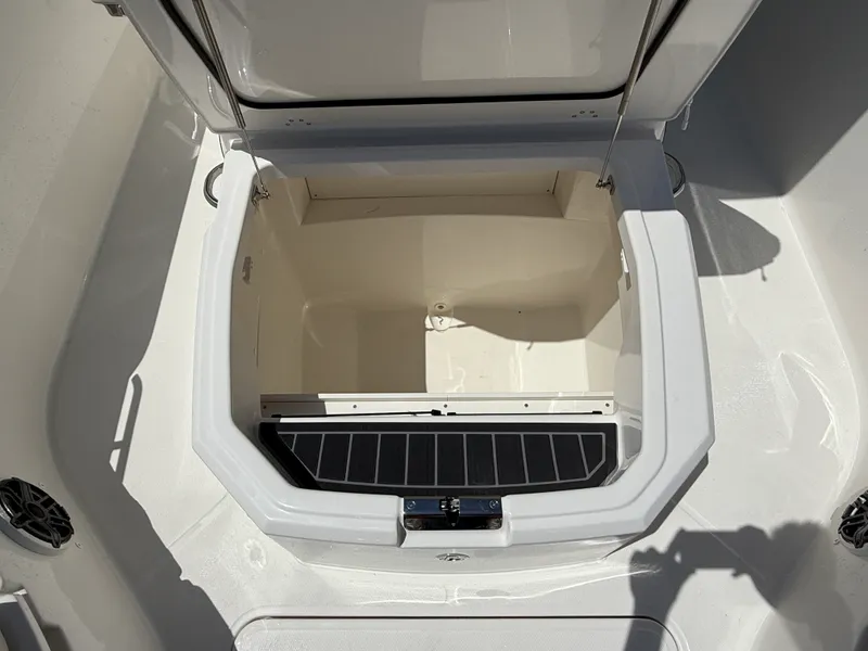 Slide: The Image of Boston Whaler 280 Dauntless 2026 - 10