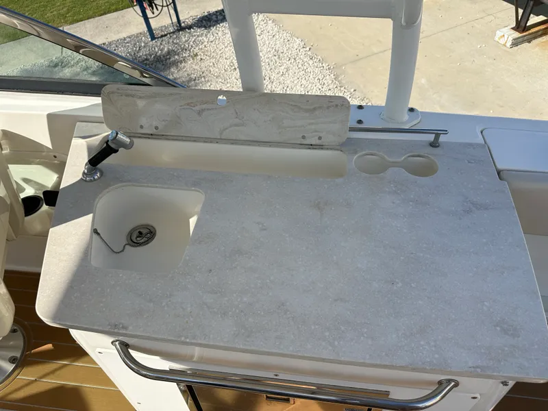 Slide: The Image of Boston Whaler 270 VANTAGE 2017 - 16