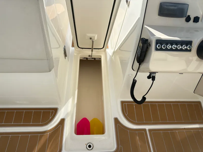 Slide: The Image of Boston Whaler 270 VANTAGE 2017 - 19