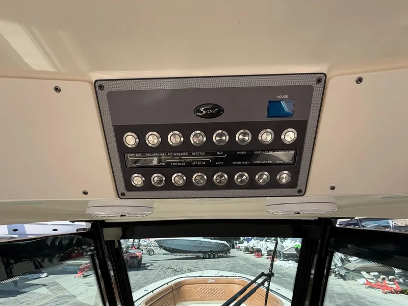 Slide: The Image of Scout 330 LXF 2021 - 16