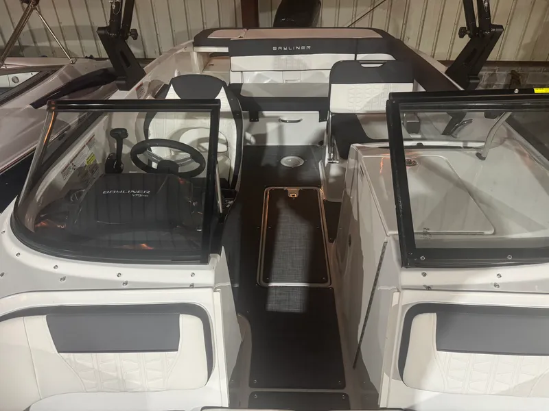 Slide: The Image of Bayliner VR6 2022 - 10