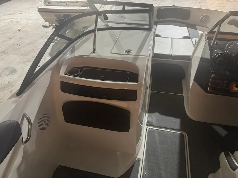 Slide: The Image of Bayliner VR6 2022 - 11
