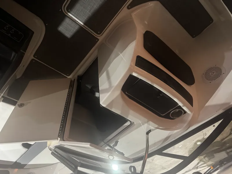 Slide: The Image of Bayliner VR6 2022 - 13