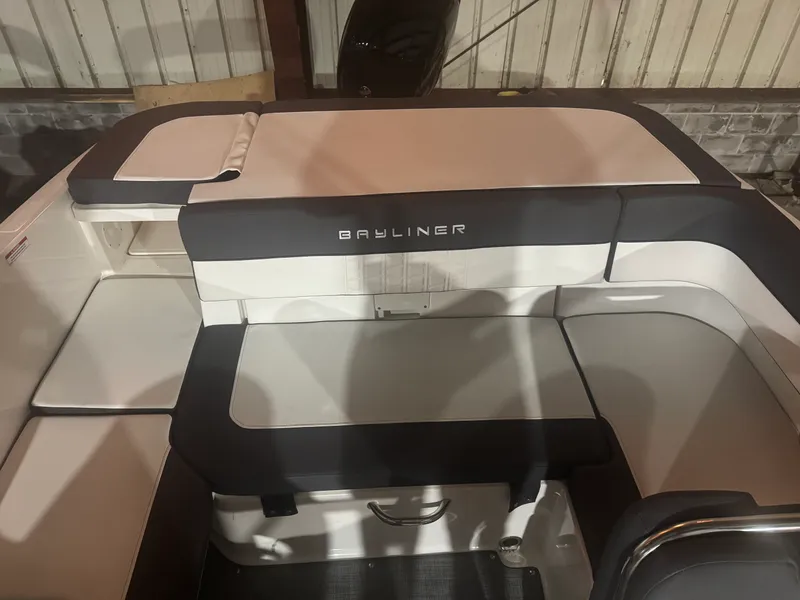 Slide: The Image of Bayliner VR6 2022 - 3