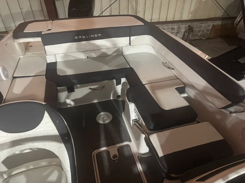 Slide: The Image of Bayliner VR6 2022 - 4