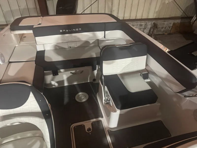 Slide: The Image of Bayliner VR6 2022 - 5