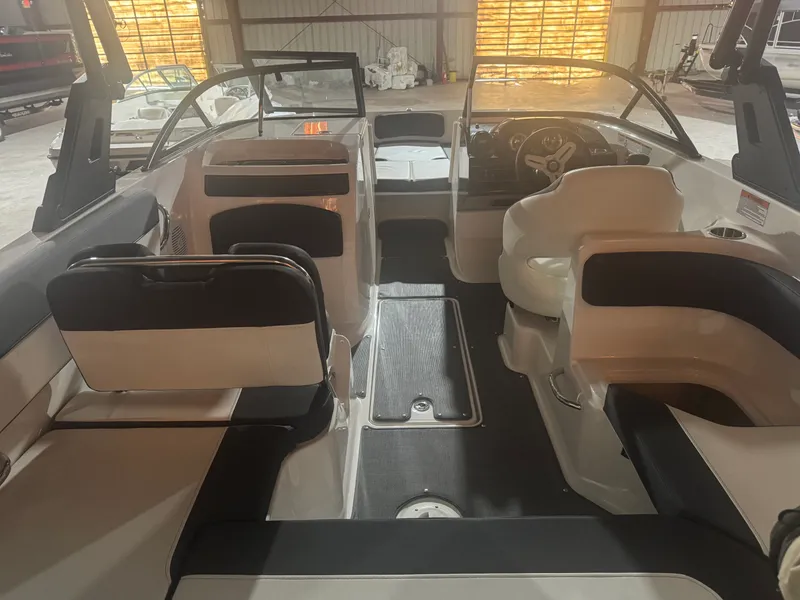 Slide: The Image of Bayliner VR6 2022 - 9