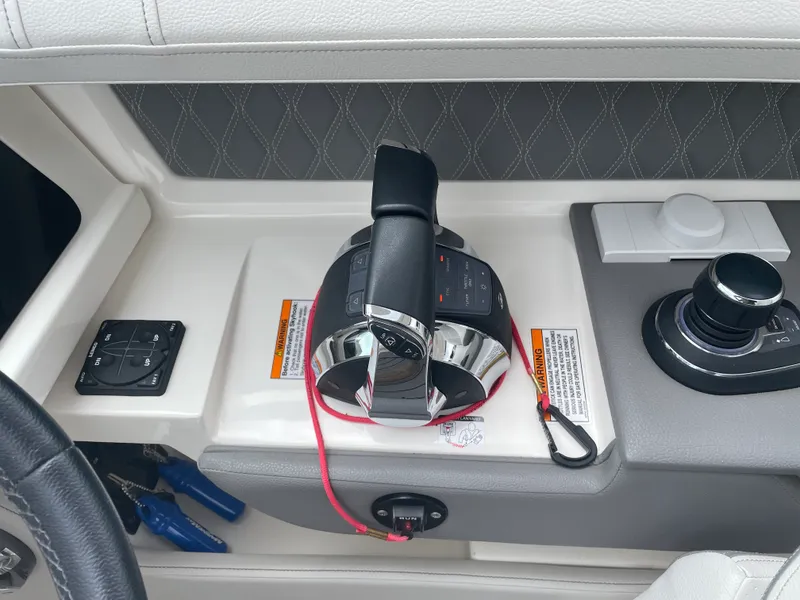 Slide: The Image of Sea Ray SLX 310 2021 - 16