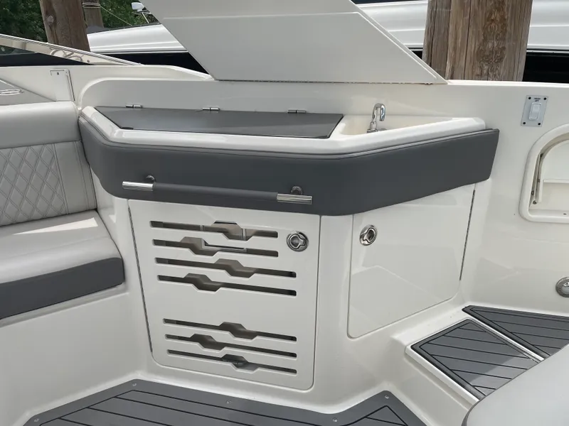 Slide: The Image of Sea Ray SLX 310 2021 - 22