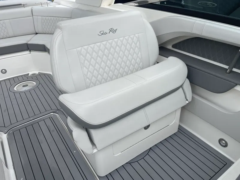 Slide: The Image of Sea Ray SLX 310 2021 - 32